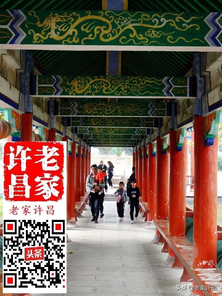 一个人行走在神秘的古建筑里,一个人行走在神秘的古建筑