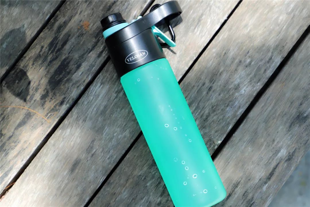 据说这个德国运动水瓶能当移动空调用?!亲测轻轻一喷清凉降温