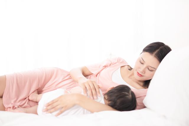 2岁宝宝戒奶睡觉越来越晚,如何戒掉宝宝要吃着奶入睡的习惯