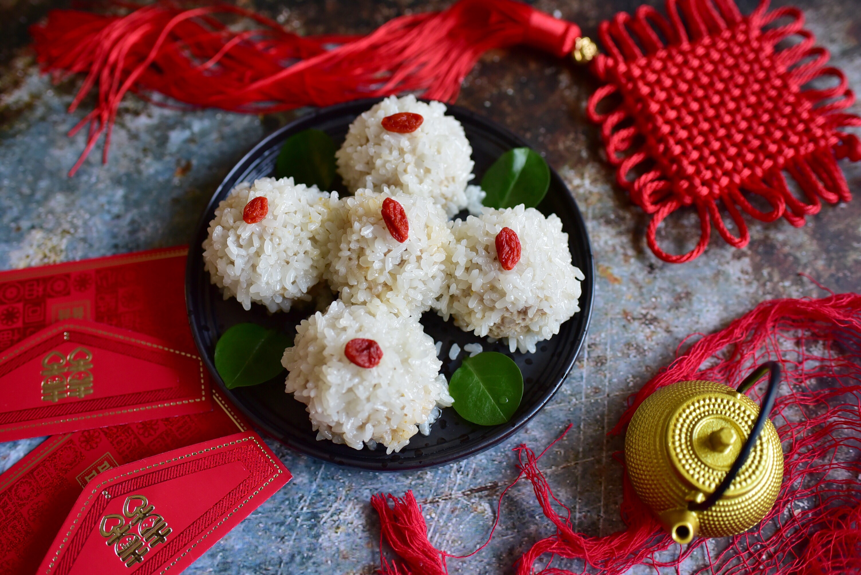 家庭聚会必吃的美食,糯米猪肉丸子加咸蛋黄