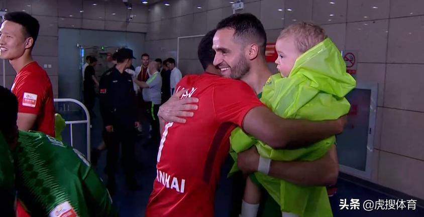 为球童准备雨衣细节值得点赞！阿兰悉心提醒傲骨别抱孩子入场