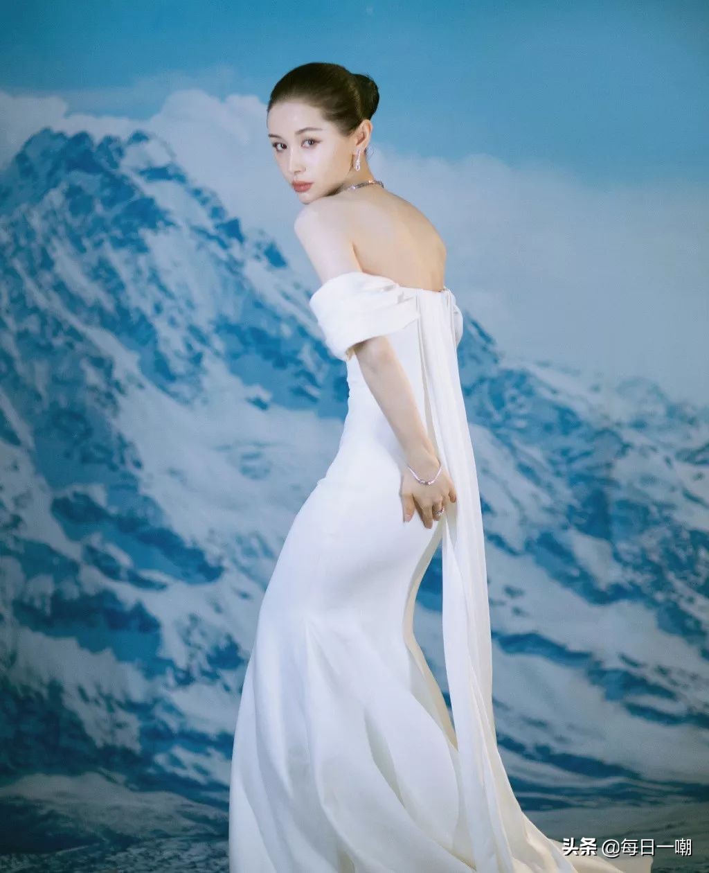 王子文高铁脚踩小桌,王子文道歉脚踩高铁桌板