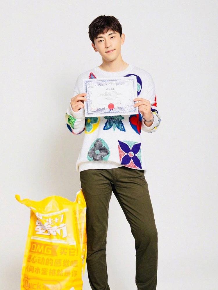 邓伦喜提“懵伦”称号！穿毛衣直播被调侃？粉丝：你以为是乱穿吗