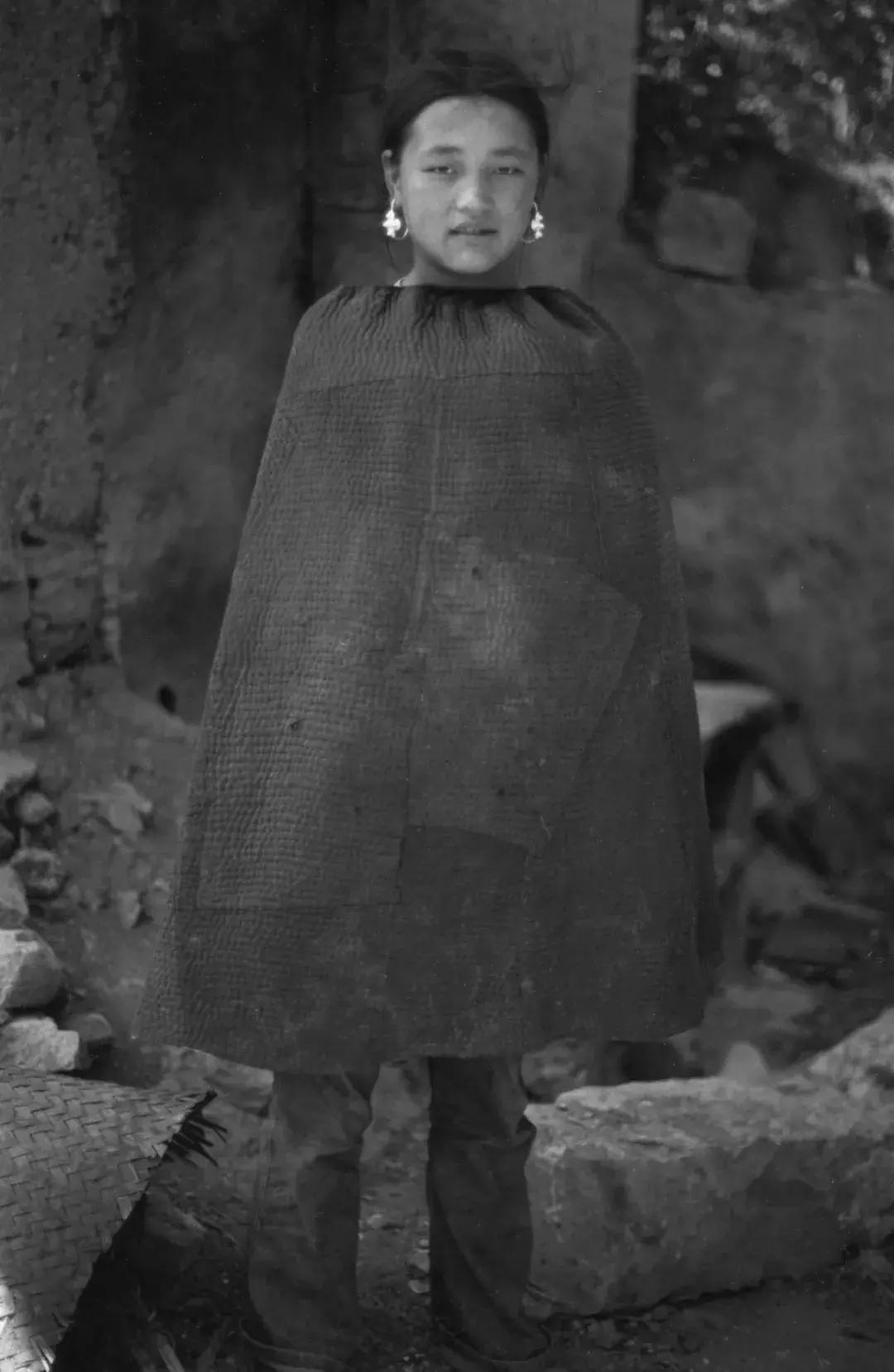 25年前，一个日本人带着天价衣服到中国，给西北人拍了一批硬照