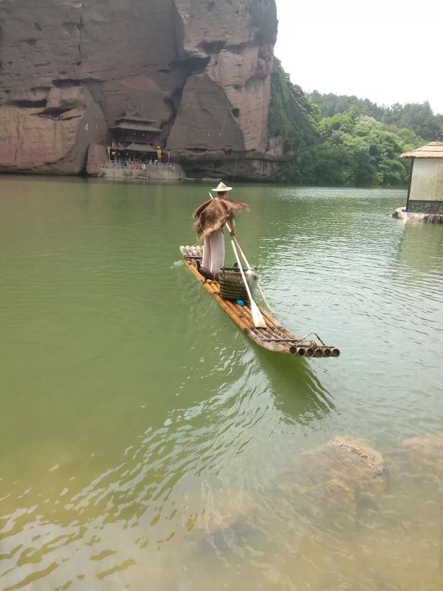 一个让人流连忘返的地方，山清水秀，只需要坐在河边发呆就行。