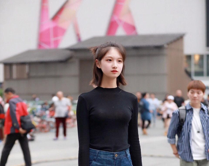 蜜桃裤脚设计这么宽松,可窝藏三个人了,真浪费布料!