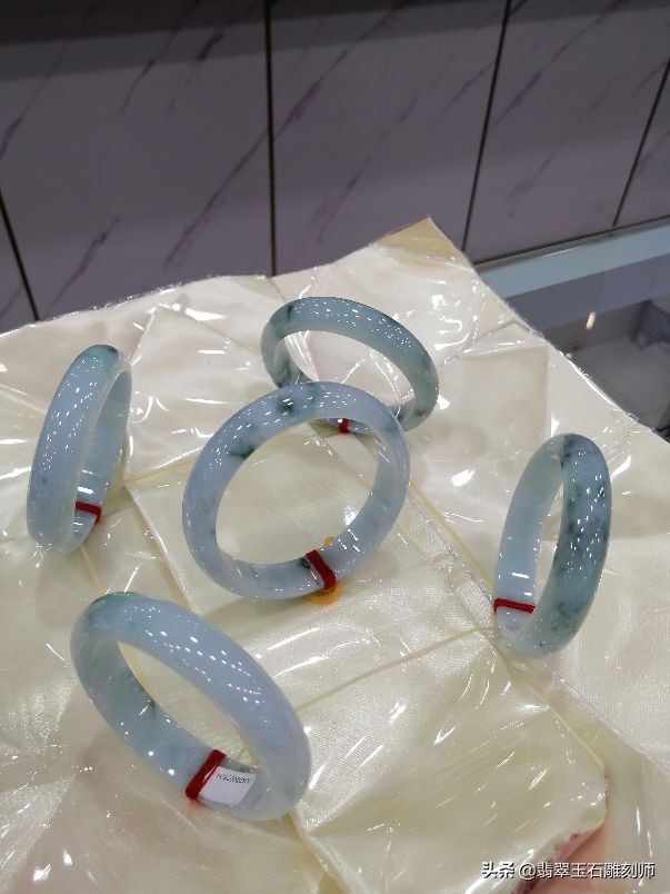 我典当了二十个翡翠手镯，换来了拜鉴定专家为师的机缘奇遇