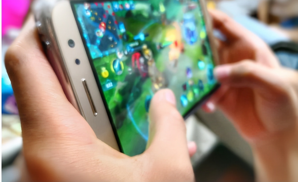 孩子沉迷于手机家长只用4招,孩子沉迷手机给家人打管不了咋治