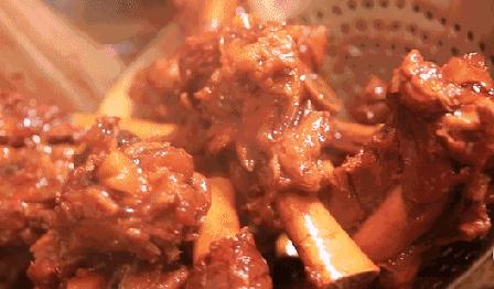 为什么买大骨要十几元一斤,现在很多自助大骨才29一位随便吃?