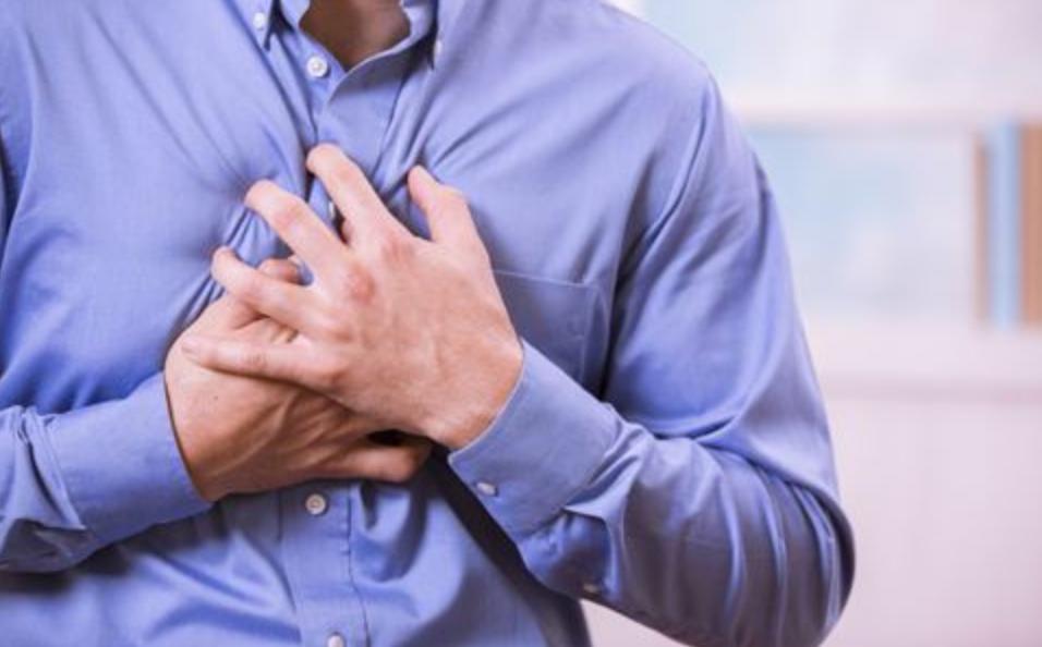 浙江小伙剧烈胸痛一周，吃饭喝水都疼！医生一个请求让他意外：你把口罩摘了看看......