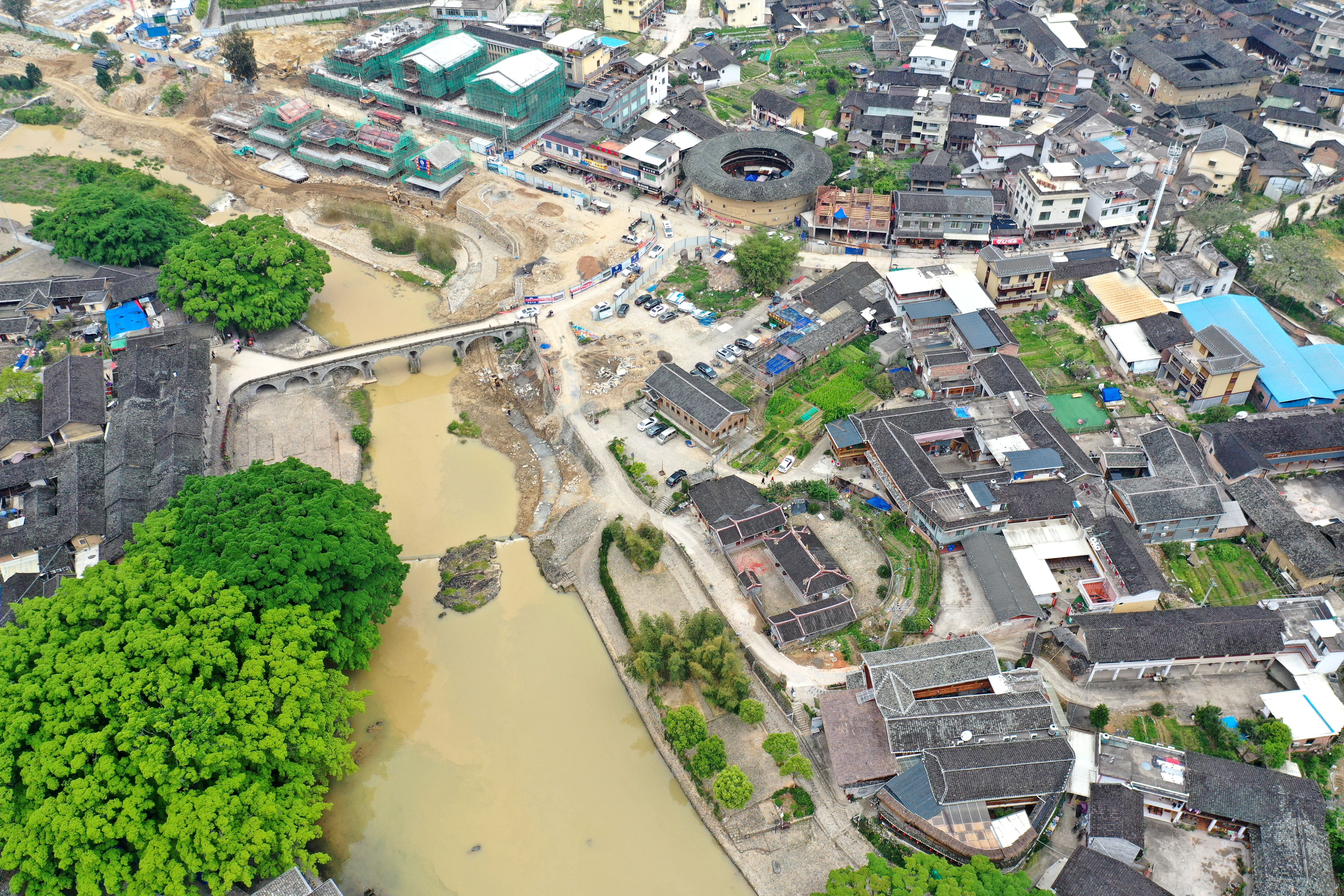 福建漳州土楼和永定土楼哪个好玩,漳州神奇的土楼