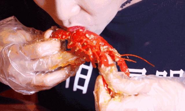 千人涌入二桥头狂欢！苦等365天，随州这个撸虾圣地一夜爆店！