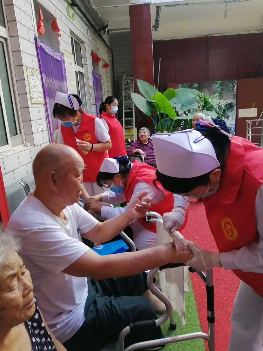 关爱老人,情暖夕阳:开封市人民医院中医科走进聚宝斋民族养老院