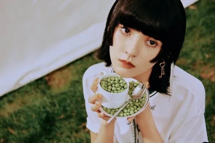 有哪些好看又显脸小的发型,适合脸小的长脸型发型女