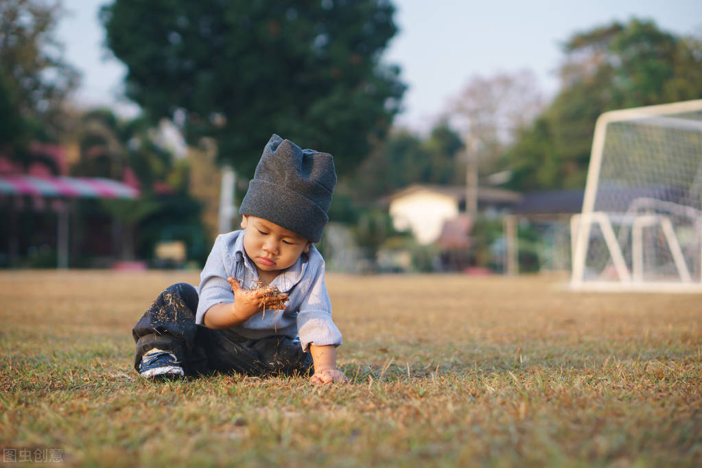 天气转冷，孩子依然不爱穿鞋子，没想到这些办法很实用