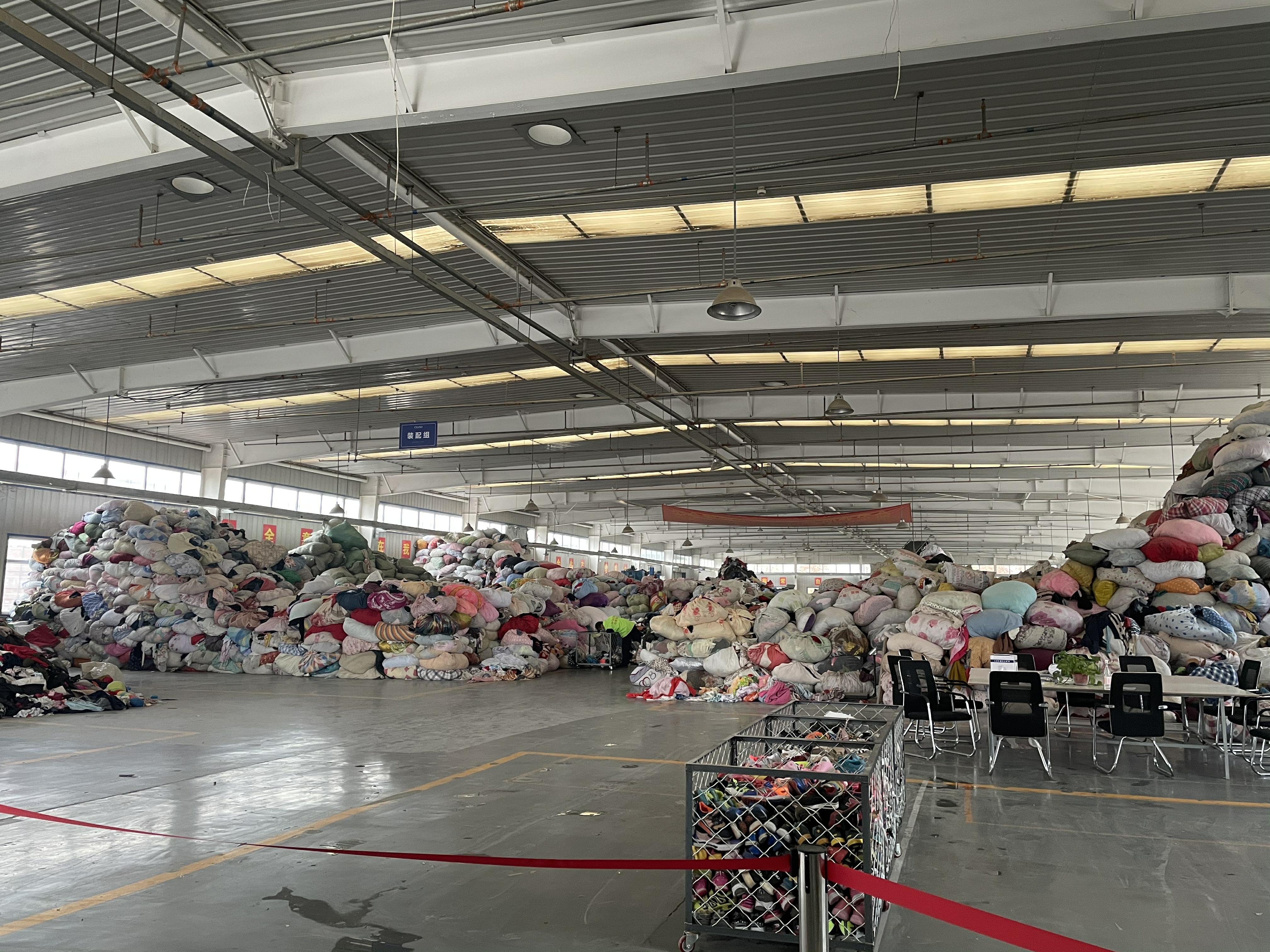 石家庄4000平米仓库里堆满了二手衣物：旧衣成吨出口非洲，在二手市场仅售几元