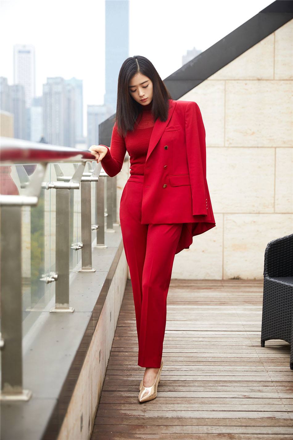 肩膀宽怎么变窄骨架大怎么穿男生,肩膀太窄穿衣服不好看怎么变宽