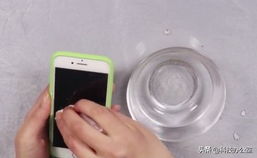 手机屏幕脏了怎么擦才能擦干净,手机屏幕脏了用什么擦才能干净