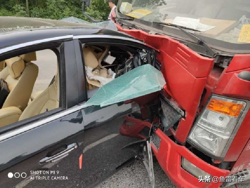 高速路段轻卡追尾瑞麒G5，网友：奇瑞版“小坦克”不是吹出来的