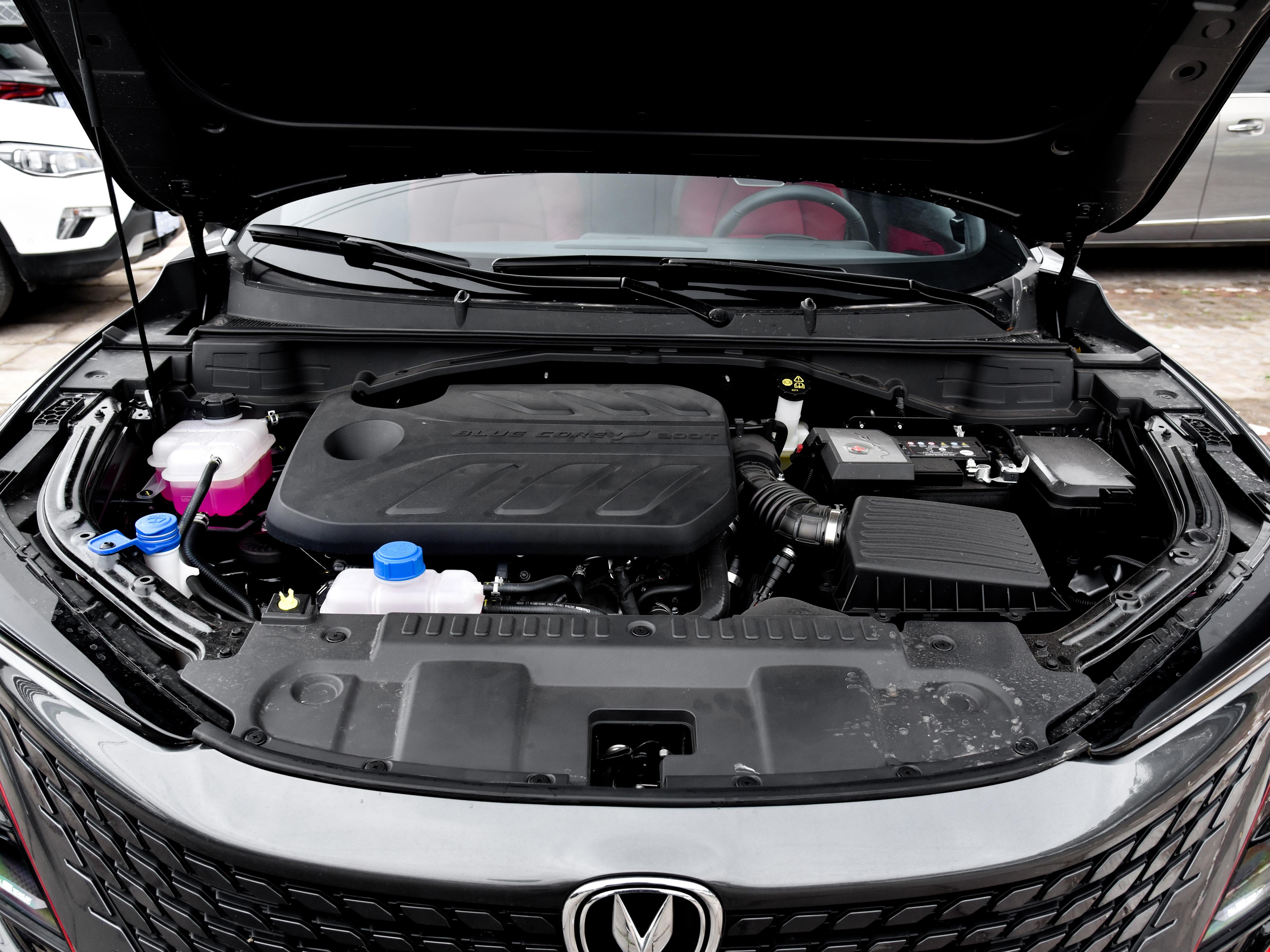 外观好看回头率高，空间宽敞，自动挡还好开，实拍长安UNI-T