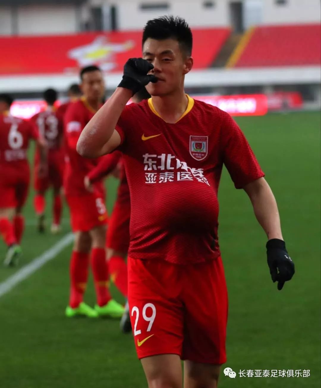 谭龙戴帽亚泰完整视频,亚泰主场谭龙视频