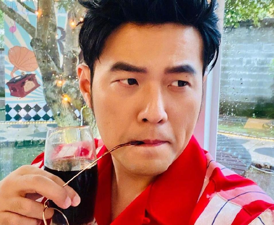 周杰伦比赛也不忘耍帅,周杰伦通宵带队友疯狂冲上王者