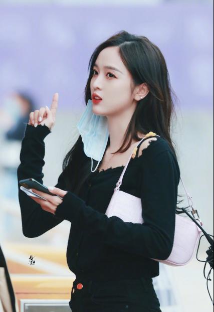 妈妈看了要流泪！吴宣仪录节目衣服“烂”到毛边，年轻人这么省？