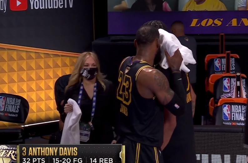 詹姆斯赛后与热火球员拥抱,詹姆斯赛后拥抱热火