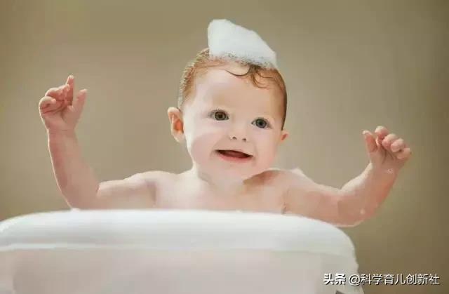 天热宝宝脸上起了好多痱子怎么办,天热了宝宝背上长痱子了怎么办