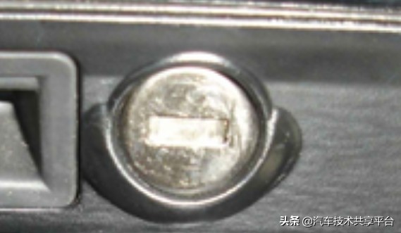 奥迪a6l后备箱低音共振怎么解决,奥迪a6l后备箱用钥匙打开自动弹开