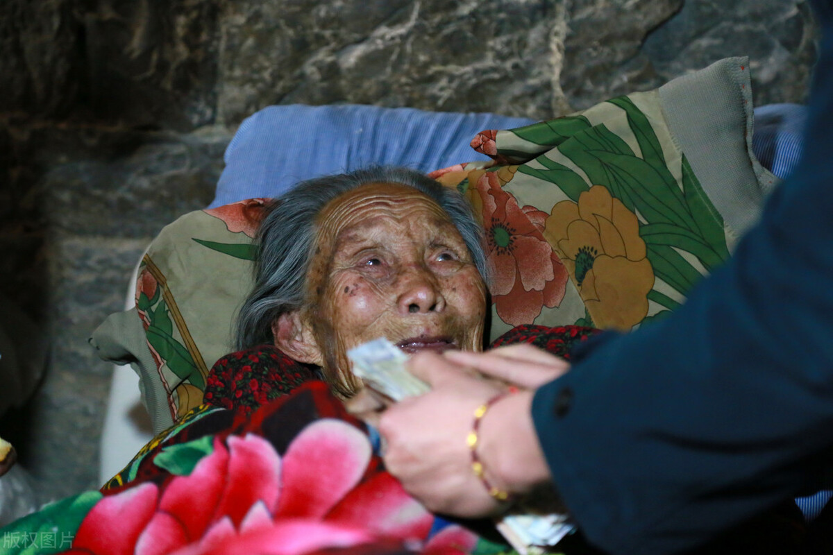 老人得了重病该不该继续治,老人年纪大了重病要不要治疗