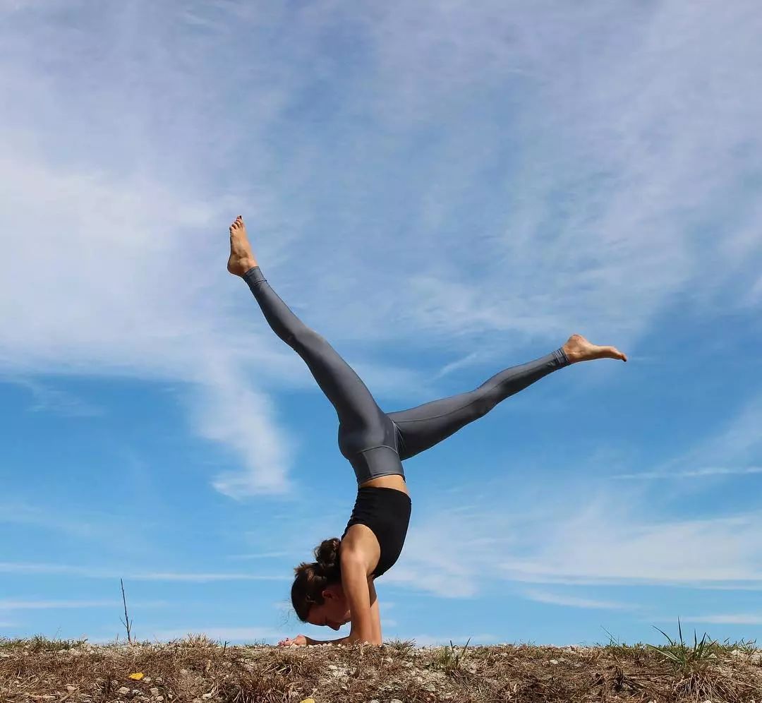 能让身体迅速出汗的动作,来点轻松弹跳步