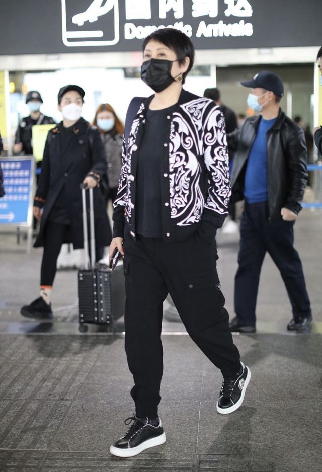 张凯丽港风复古造型,张凯丽深蓝色牛仔裤