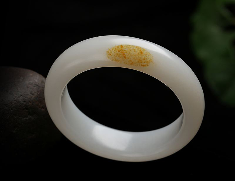 邓丽君一直佩戴的玉镯是圆的吗,邓丽君的翡翠手镯