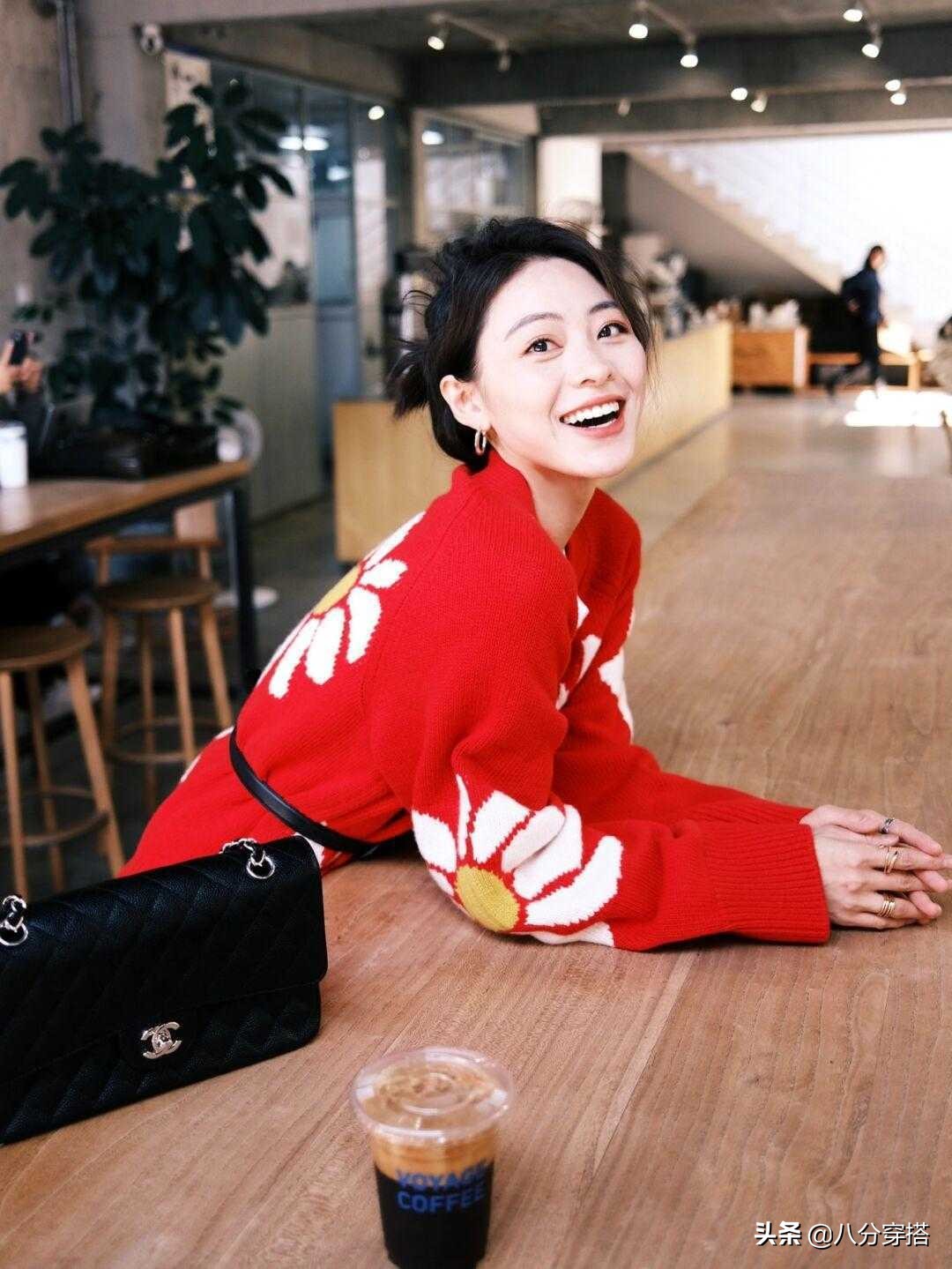 显白气质又柔软渐变慵懒风毛衣,女士简约风穿搭技巧白色毛衣搭配