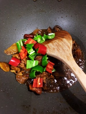 正宗蒸黄焖鸡视频,正宗黄焖鸡大料面