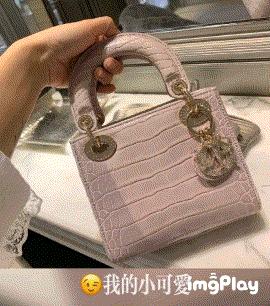 拜佛名媛翻车啦，背景被人扒底朝天