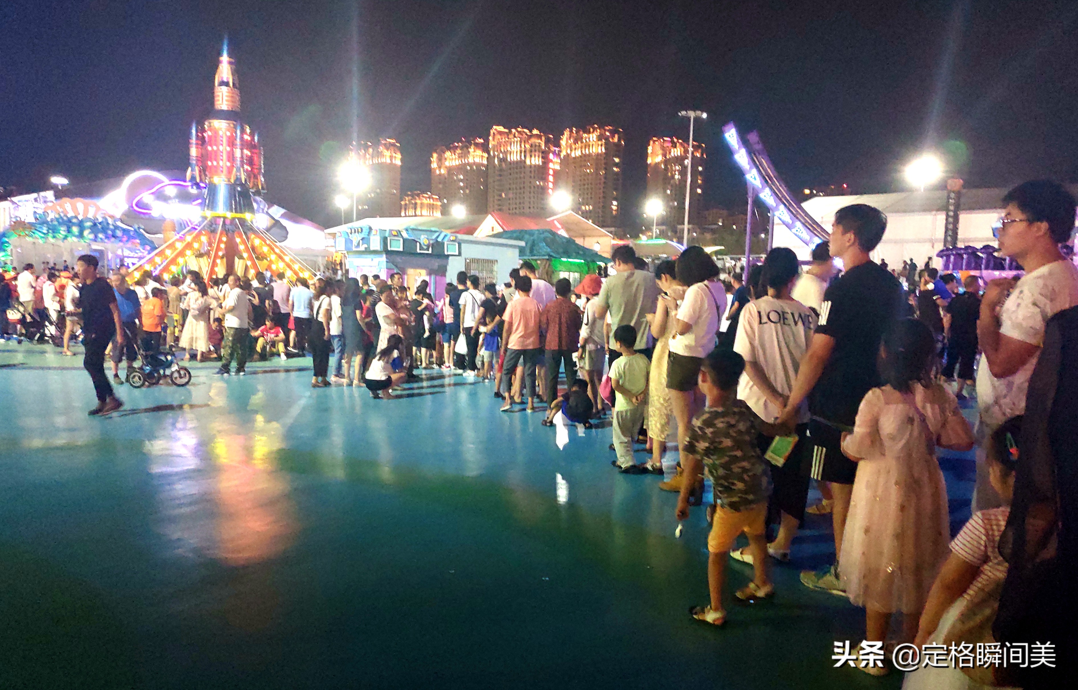 小生意赚大钱,晚上顾客排长队,一月的收入比你一年挣得都多