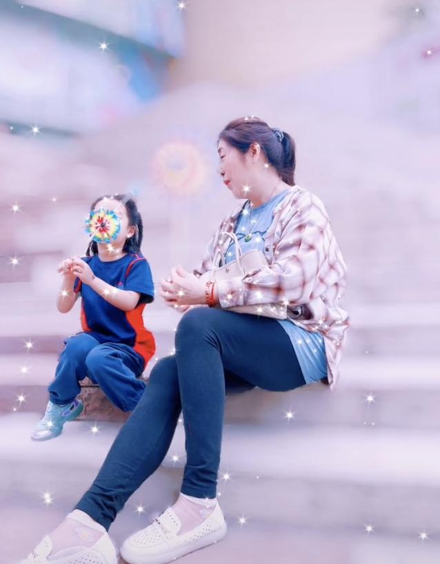 陈赫晒一家四口全家福,陈赫全家出游妈妈晒照其乐融融