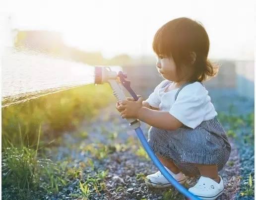 如何正确引导孩子爱臭美,孩子臭美是什么原因