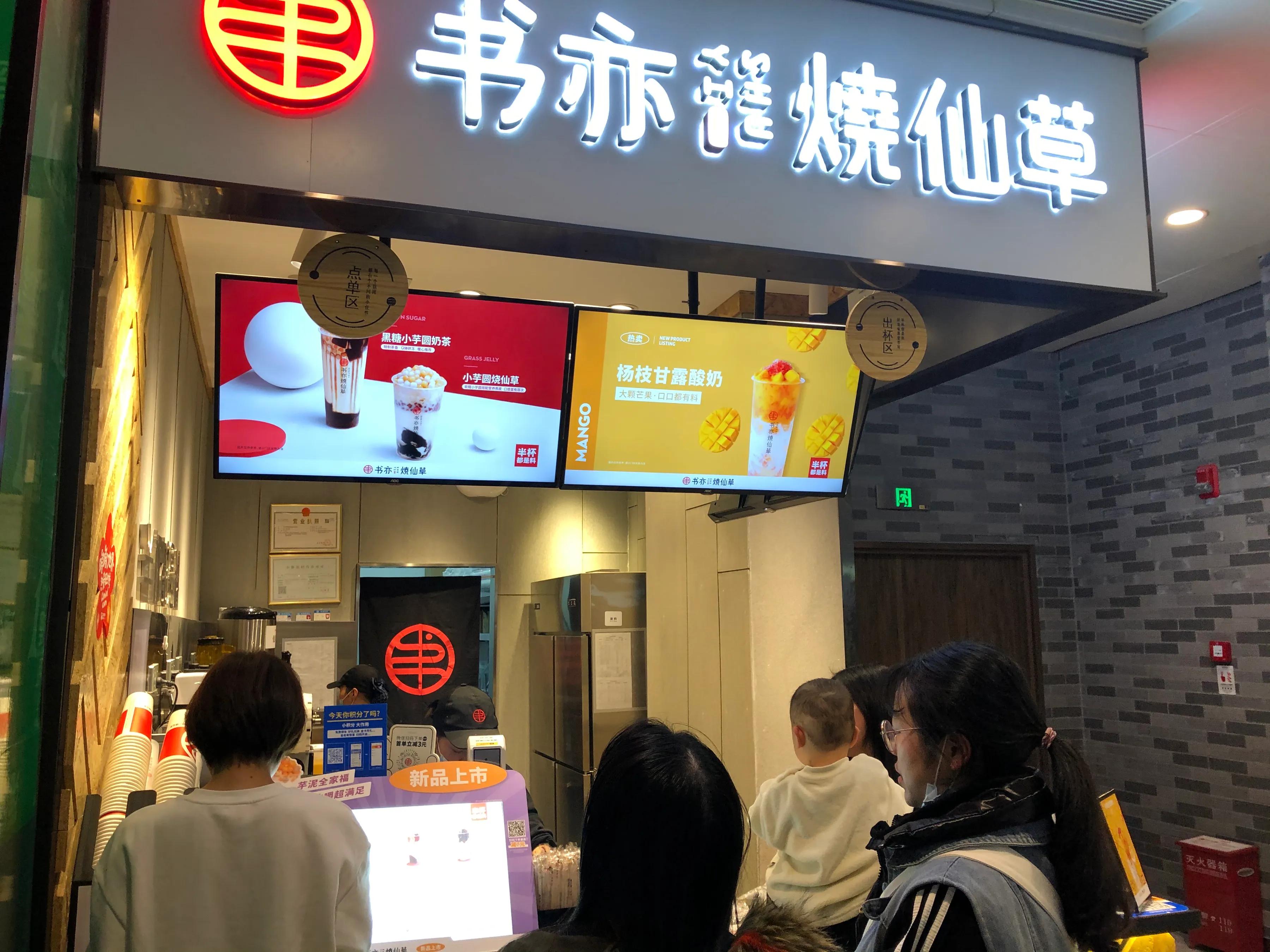 结婚纪念日钻石戒指,结婚纪念日礼物放在奶茶杯里