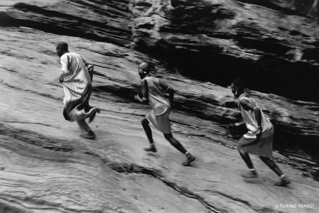 25年前，一个日本人带着天价衣服到中国，给西北人拍了一批硬照