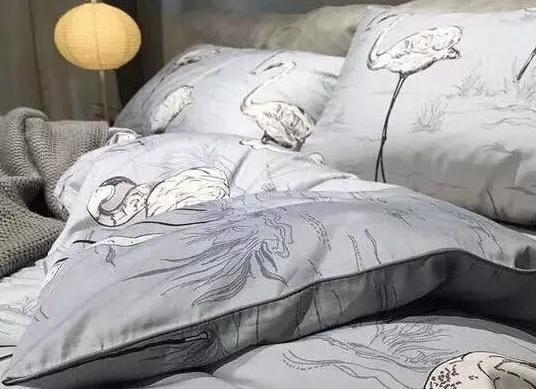 床单“汗黄”了别用洗衣粉洗！老保姆教你1法，泡完再洗清洁如新