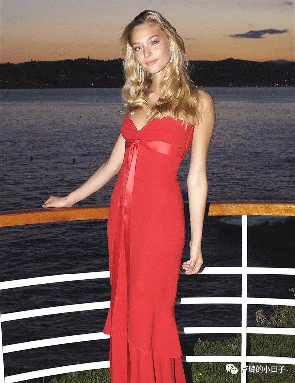 摩纳哥王妃终于精心打扮,摩纳哥最美王妃穿衣搭配