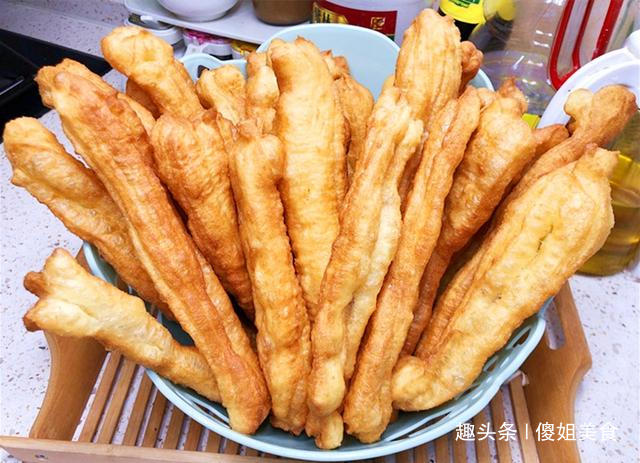 炸油条和面时可以加白糖和鸡蛋吗,面粉炸油条的做法家庭版