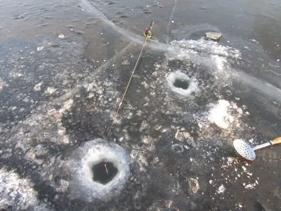 冬季冰钓钓深还是钓浅,冬季冰钓如何找鱼窝