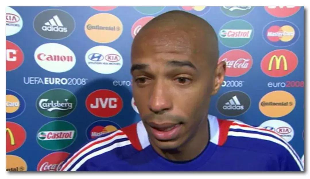 足球场上吐痰不怕滑铲弄到身上吗,为啥足球运动员吐痰