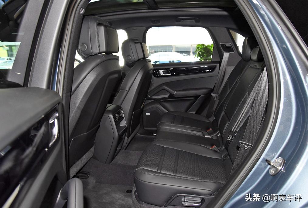 想买豪华SUV?保时捷Cayenne也不错,配3.0T+V6引擎,还带四驱
