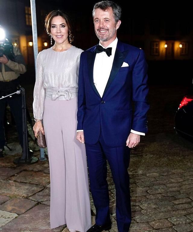 丹麦王妃玛丽穿针织衫图片,丹麦王储妃穿搭