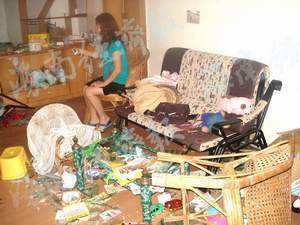 遇上家暴的男人摔东西该怎么办,老公酒后回家老是砸东西怎么办